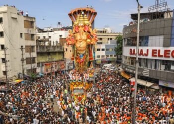 Ganeshotasva: 'गणपति बप्पा मोरया, अगले बरस तू जल्दी आ..', मुंबई में ढोल-ताशों के बीच दी गई बप्पा को विदाई