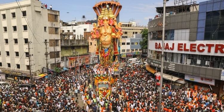 Ganeshotasva: 'गणपति बप्पा मोरया, अगले बरस तू जल्दी आ..', मुंबई में ढोल-ताशों के बीच दी गई बप्पा को विदाई