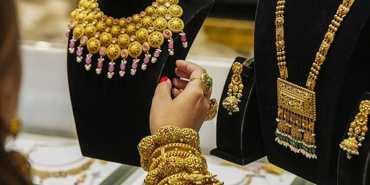 Gold: मुनाफावसूली व अमेरिका-भारत के बीच व्यापार समझौते की उम्मीद से सोना नरम, ₹1.09 लाख प्रति 10 ग्राम से नीचे