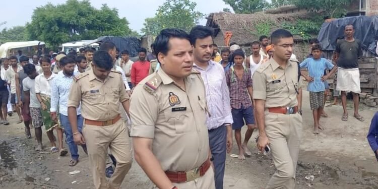 Lakhimpur Kheri News: लखीमपुर खीरी में 20 लोगों से भरी नाव शारदा नदी में पलटी, बाढ़ में बह गए पिता-पुत्री