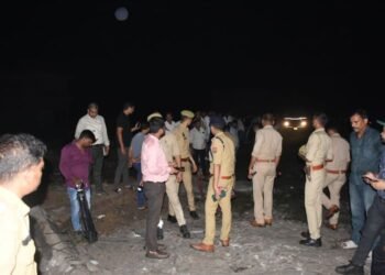 Lucknow : पटाखा फैक्टरी में विस्फोट के सात घंटे बाद फिर से धमाका, गाय की मौत-भैंस घायल; गोदाम धराशायी