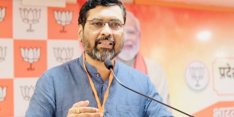 Maharashtra: 'दशहरा रैली रद्द कर बाढ़ पीड़ितों की मदद करें, आ गया सही समय..', भाजपा का उद्धव ठाकरे पर तंज