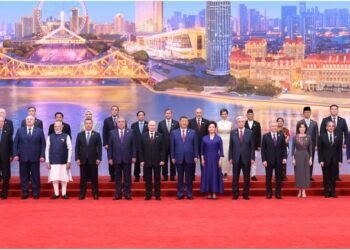 SCO Summit: ऑपरेशन सिंदूर के बाद पहली बार एक मंच पर नजर आए भारत-पाकिस्तान, पीएम मोदी ने शहबाज से बनाई दूरी