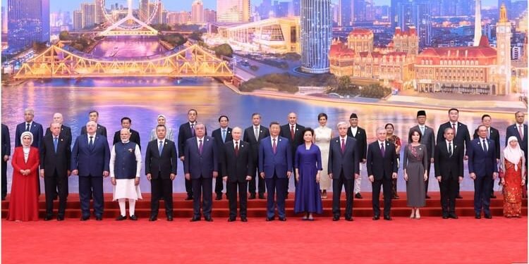 SCO Summit: ऑपरेशन सिंदूर के बाद पहली बार एक मंच पर नजर आए भारत-पाकिस्तान, पीएम मोदी ने शहबाज से बनाई दूरी