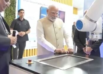 SEMICON India 2025: समिट के दूसरे दिन पहुंचे PM मोदी, कहा- 'कागजी कार्रवाई घटने से चिप उत्पादन होगा तेज'