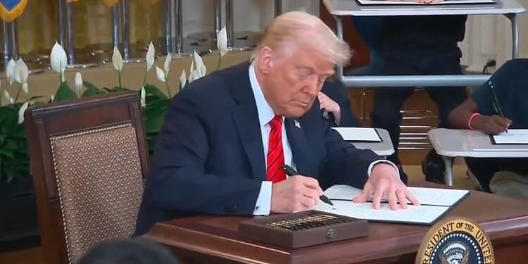 US-Japan Trade: अमेरिका-जापान व्यापार समझौता लागू, ट्रंप ने कार्यकारी आदेश पर हस्ताक्षर किए; बेसलाइन टैरिफ 15%