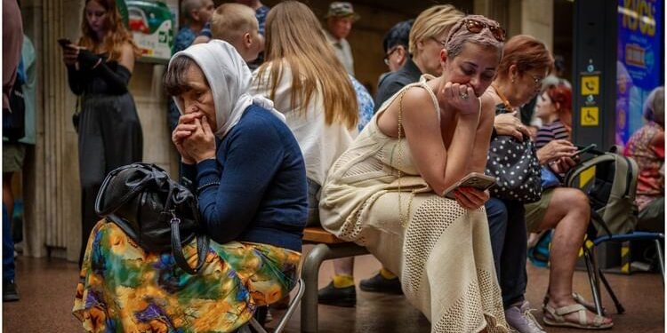 Ukraine War: रूस ने कीव पर बरसाईं ड्रोन और मिसाइलें, कैबिनेट भवन से धुआं उठता देखा गया; दो की मौत, 11 घायल