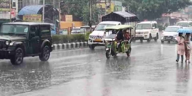 Uttarakhand Weather: देहरादून-नैनीताल समेत कई जिलों में आज बारिश का येलो अलर्ट, मलबा आने से 233 सड़कें बंद