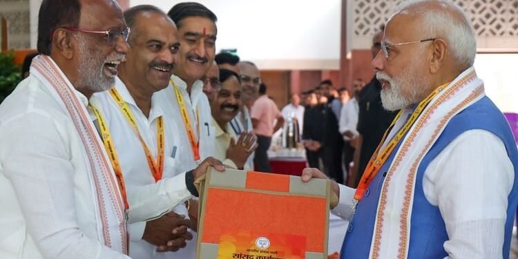 VP Polls: सुबह से रात तक भाजपा की कार्यशाला में डटे रहे पीएम मोदी; कल एनडीए के अन्य दलों के सांसद भी जुटेंगे