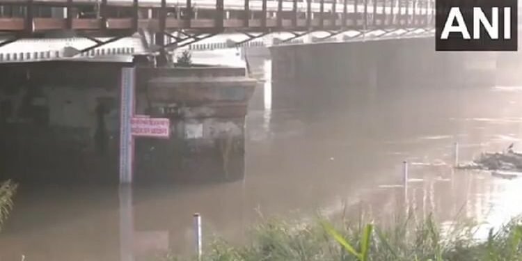 Yamuna Flood: यमुना खतरे के निशान से ऊपर, दिल्ली में बाढ़ की आशंका; किनारे रहने वालों को सतर्क रहने की सलाह
