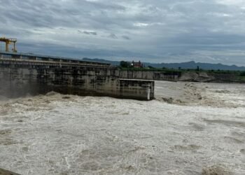 आखिर दिखी राहत की राह: 24 घंटे में यमुना का जलस्तर एक मीटर तक घटा, पर अब भी खतरे के निशाने से ऊपर बह रही