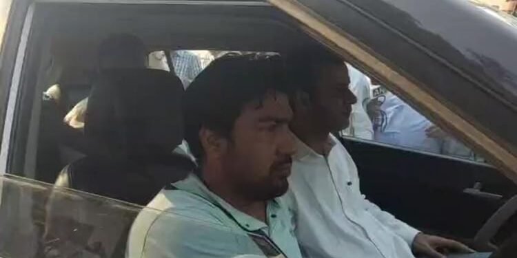 आजम खां रिहाई: कोर्ट से कागज पहुंचने में देरी ने बढ़ाया छूटने का समय, जेल के बाहर समर्थकों का हुजूम, 12 बजे निकलेंगे बाहर