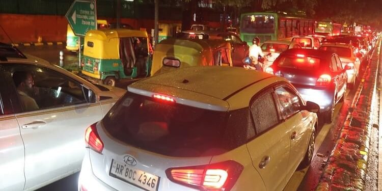 गर्मी से राहत, जाम से आफत: दिल्ली-NCR में जमकर बरसे बदरा, जलभराव से लगा थमी रफ्तार; घर में घुसा बारिश का पानी