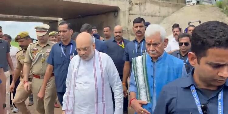 घाटी में तबाही के बाद शाह का दूसरा दौरा: बाढ़ पीड़ितों से मिले गृहमंत्री, मंगुचक्क गांव का भी करेंगे निरीक्षण