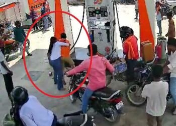 दो लड़कियों में मारपीट: बिना हेलमेट पेट्रोल लेने आई युवती पंप कर्मचारी से भिड़ी, लात-घूंसे चले; देखें वीडियो