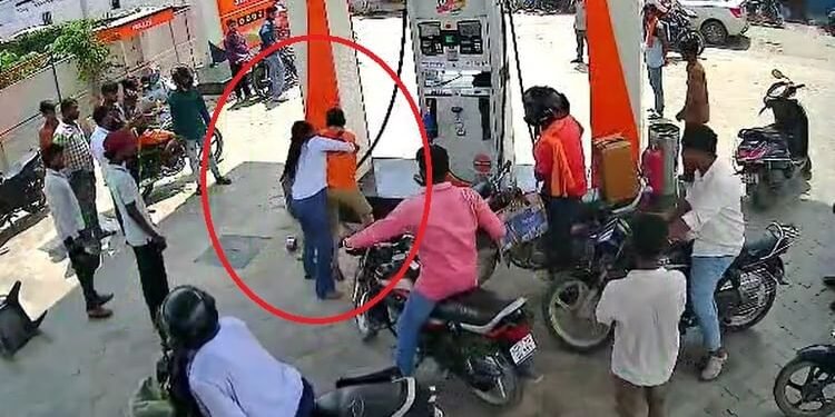 दो लड़कियों में मारपीट: बिना हेलमेट पेट्रोल लेने आई युवती पंप कर्मचारी से भिड़ी, लात-घूंसे चले; देखें वीडियो