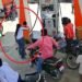दो लड़कियों में मारपीट: बिना हेलमेट पेट्रोल लेने आई युवती पंप कर्मचारी से भिड़ी, लात-घूंसे चले; देखें वीडियो