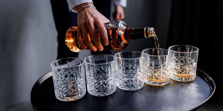 भारत की व्हिस्की बिक्री में साउथ का दबदबा: कर्नाटक के लोग गटक गए सात करोड़ पेटी; यूपी-बिहार का रहा ऐसा हाल