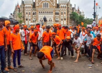 मराठा आरक्षण आंदोलन: प्रदर्शनकारियों ने सड़क पर खेली कबड्डी; ट्रैफिक जाम के चलते पैदल चलकर हाईकोर्ट पहुंचे जज