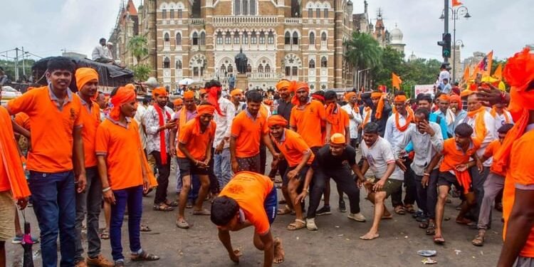 मराठा आरक्षण आंदोलन: प्रदर्शनकारियों ने सड़क पर खेली कबड्डी; ट्रैफिक जाम के चलते पैदल चलकर हाईकोर्ट पहुंचे जज