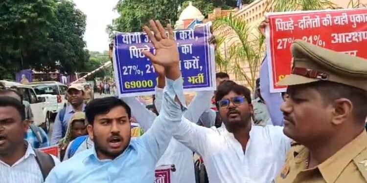 69000 शिक्षक भर्ती: आरक्षित वर्ग के अभ्यर्थियों ने मायावती के आवास के बाहर की नारेबाजी, मिलने पर अड़े रहे