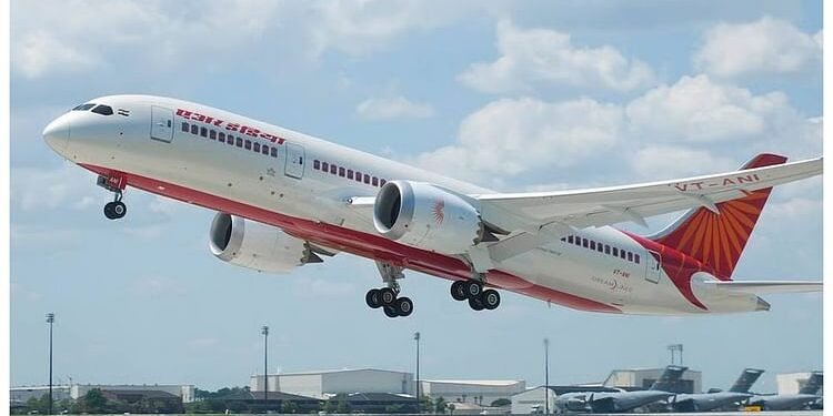 Air India: अमृतसर से बर्मिंघम जा रही एअर इंडिया की उड़ान की इमरजेंसी लैंडिंग, RAT की मदद से उतरा गया विमान