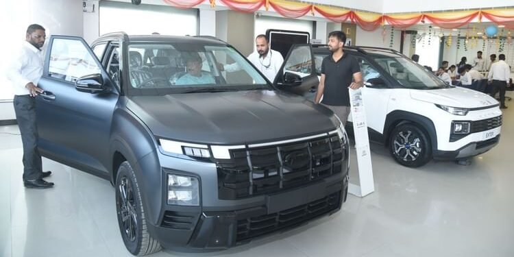 Auto Sales: सितंबर में खुदरा वाहन बिक्री में 13 प्रतिशत की गिरावट, त्योहारों की भीड़ ने जगाई उम्मीदें