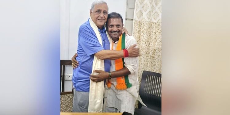 Bihar Election: प्रशांत किशोर के अरमान पर चोट, जन सुराज प्रत्याशी ने NDA उम्मीदवार को लगाया गले, नामांकन वापस