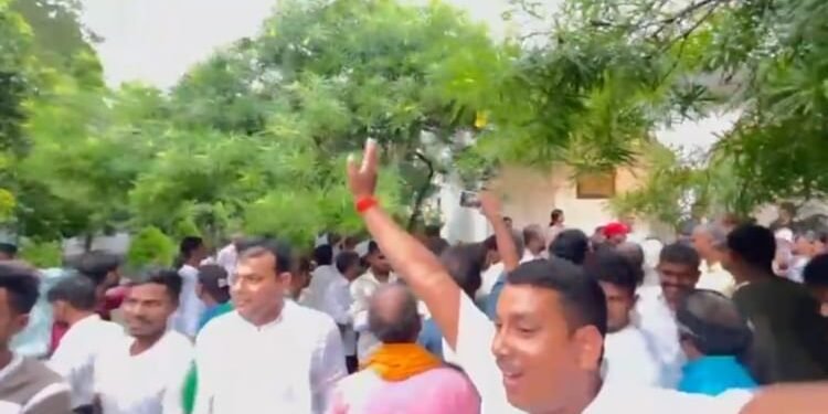 Bihar : राजद विधायक के ख़िलाफ़ कार्यकर्ताओं ने जमकर किया हंगामा, लालू प्रसाद से टिकट नहीं देने की लगाई गुहार