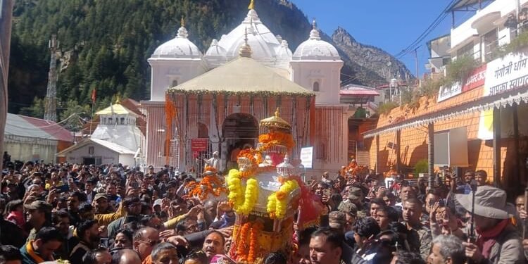 Chardham Yatra 2025: शुभ मुहूर्त में शीतकाल के लिए बंद हुए गंगोत्री धाम मंदिर के कपाट, उमड़े श्रद्धालु