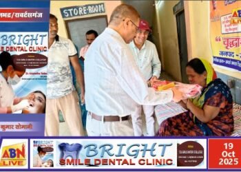 जिलाधिकारी ने वृद्धाश्रम पहुंचकर बुजुर्गों संग मनाई दीपावली, वितरित किए उपहार व दी शुभकामनाएं