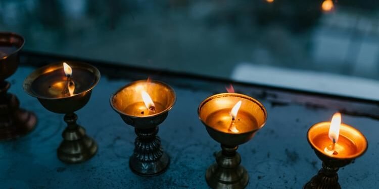 Delhi Diwali: रोशनी से जगमगाई राजधानी...बाजारों में रौनक, दिल्लीवाले आज छोड़ेंगे खुशियों की फुलझड़ियां