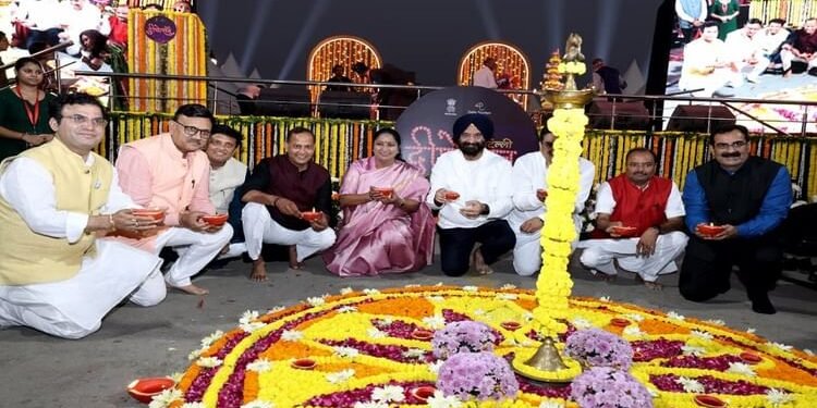 Delhi: आजादी के बाद पहली बार 1.20 लाख दीयों से जगमगाया कर्तव्य पथ, सीएम ने बताया आस्था और आधुनिकता का संगम