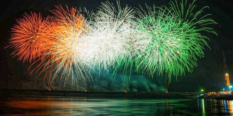 Diwali Photos: आम जनता से सेना तक... देश में दीपावली पर रोशनी, आतिशबाजी और बधाईयों का दौर; तस्वीरों में कैद पल