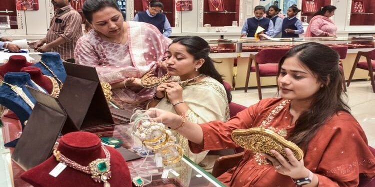 Gold Silver Price: सोना ₹3200 की तेजी के साथ 1.34 लाख रुपये प्रति 10 ग्राम के स्तर पर, जानें चांदी का भाव