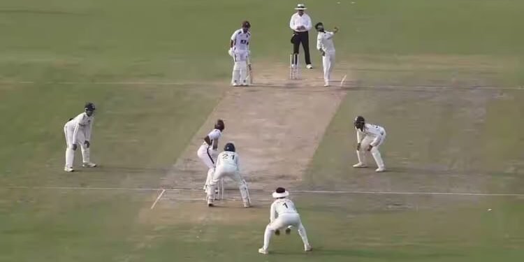 IND vs WI Live Score: भारत की फिरकी में फंसे कैरिबियाई, मंडराया फॉलोऑन का खतरा, कुलदीप ने 4 विकेट झटके