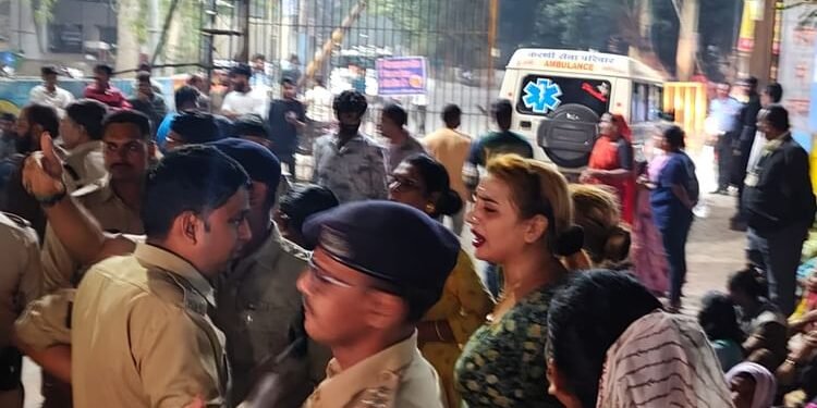 Indore News: इंदौर में किन्नरों का हंगामा, 20 से ज्यादा ने पीया फिनाइल, पुलिस ने अस्पताल में कराया भर्ती