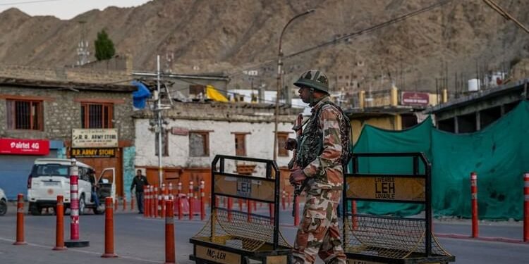 Leh Violence: लेह में आज से खुल जाएंगे कक्षा आठ तक के स्कूल, शाम छह बजे तक बसें भी चलेंगी