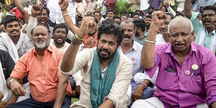 Maharashtra: नागपुर हाईवे से हटे किसान, मुंबई में सीएम फडणवीस से आज मिलेंगे बच्चू कडू; आंदोलन जारी रहेगा