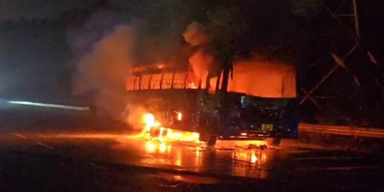 NH- 34 पर बड़ा हादसा: हरदोई जा रही बस में लगी आग, 60 यात्रियों ने कूदकर बचाई जान, देखें हादसे का वीडियो