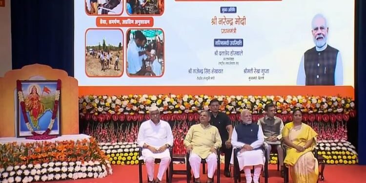 RSS: आरएसएस के शताब्दी समारोह में शामिल हुए पीएम मोदी, अगले साल विजयदशमी तक शताब्दी वर्ष मनाएगा संघ