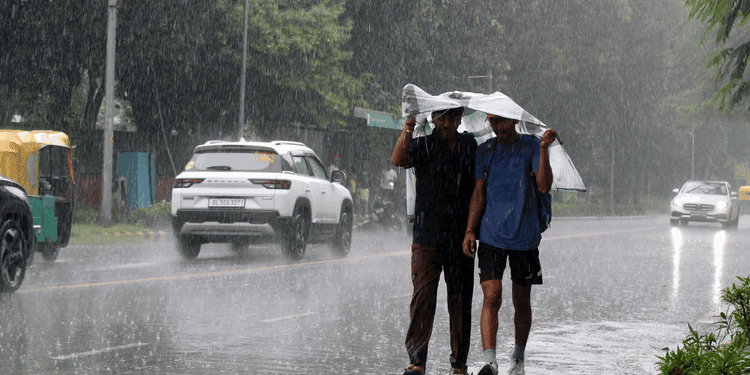 Rain in Delhi-NCR: दिल्ली-एनसीआर के कई इलाकों में बारिश, तापमान में गिरावट; ट्रैफिक जाम, उड़ानों पर भी असर