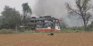 Rajasthan News: जयपुर में हाईटेंशन लाइन से टकराकर जल उठी बस, दो की मौत, 12 से ज्यादा लोग झुलसे
