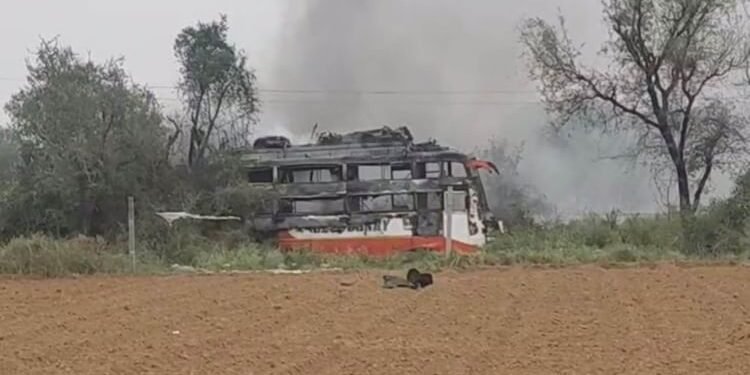 Rajasthan News: जयपुर में हाईटेंशन लाइन से टकराकर जल उठी बस, दो की मौत, 12 से ज्यादा लोग झुलसे