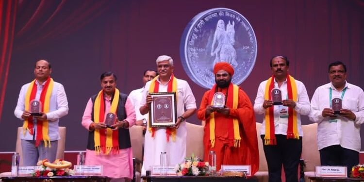 Rani Chennamma: रानी चेन्नम्मा की किट्टूर विजय के 200 वर्ष पूरे, केंद्रीय मंत्री शेखावत ने जारी किया 200 रुपये का स्मारक सिक्का