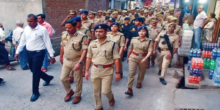 UP News: बरेली में दशहरा और जुमा पर अलर्ट, आठ हजार पुलिस बल तैनात; जिला प्रशासन ने जारी किए फोन नंबर