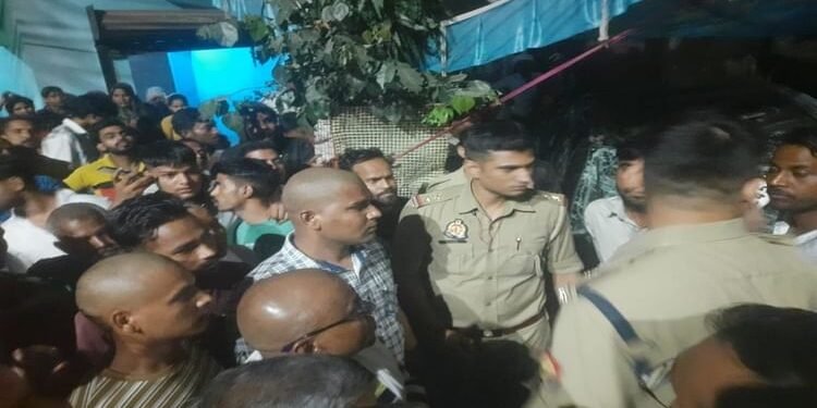 UP: आगरा में तेज रफ्तार कार का कहर...सात लोगों को राैंदा, चार की माैत, भीड़ का फूट पड़ा आक्रोश; हंगामा