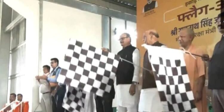 UP : रक्षामंत्री राजनाथ सिंह और सीएम योगी ने ब्रह्मोस मिसाइलों की पहली खेप को दिखाई हरी झंडी, जानें खासियत