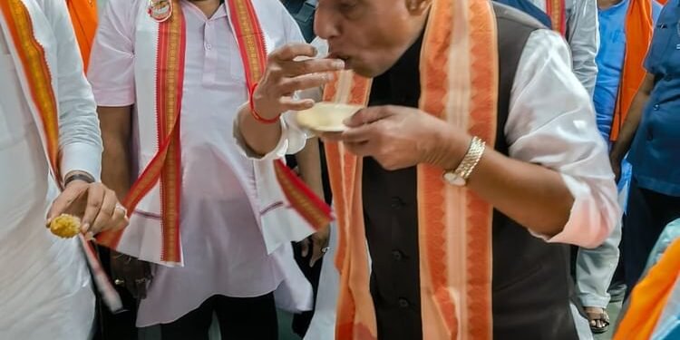 UP: राजनाथ ने चखी लखनवी चाट, चाव से खाए पानी बताशे; दिवाली समारोह में कार्यकर्ताओं से खुलकर मिले रक्षा मंत्री