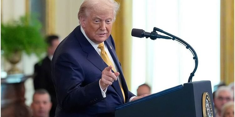 US Shutdown: अमेरिका में शटडाउन के बीच ट्रंप ऑनलाइन हुए सक्रिय; सोशल मीडिया पर डेमोक्रेट्स पर साधा निशाना